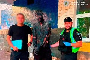 Киянин скочив у смолу, щоб уночі пограбувати магазин (Відео)