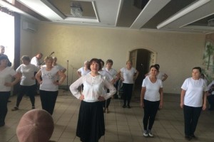 На корпоративі в Університеті третього віку танцювали, співали та їли мандаринки