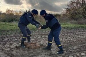 Волинські рятувальники просять людей бути обережними з невідомими предметами (Фото)