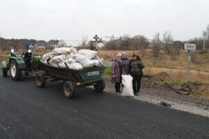 Горохівчани на узбіччях нової дороги назбирали цілий віз сміття (Фото)