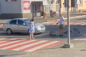 Їхав велосипедом на червоне: на Волині авто збило пенсіонера на переході (Фото)