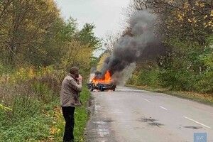 Обпеклися руки та голова: на Волині на ходу загорівся автомобіль (Фото, відео)