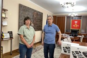 Волинянка возить допомогу на фронт, де воюють її син та чоловік