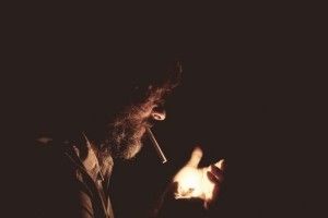 Нарешті дослідили, чому людям подобається набирати повен рот диму
