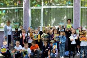 Луцькі гімназисти-першокласники запаслися літературою на літо (фото)