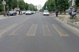 У Луцьку чоловік на мопеді наїхав на двох школярок (Фото)