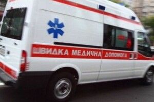 У Луцьку напроти «Там Таму» Mercedes влетів у стовп (Фото)