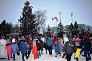 Вогні засяяли і на головній ялинці Іваничівщини