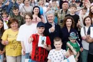 Побачити магію: діти загиблих героїв-десантників 46-ї бригади побували на цукерковій фабриці «Roshen»