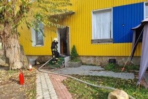 У селищі на Волині горіла двоповерхова будівля: вогонь знищив техніку і меблі 
