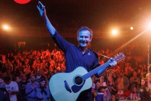 Повідомили, хто купив гітару Святослава Вакарчука за 350 тисяч доларів