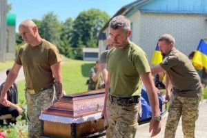 У місті на Волині провели в останню дорогу Героя Сергія Артюхова (Фото)
