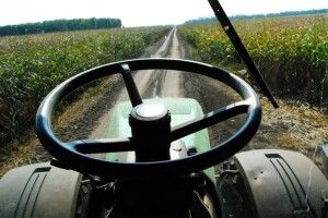 На Горохівщині тракторист зіткнувся з електроопорою