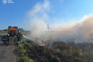 На Волині до гасіння великого загорання долучилися і монахи