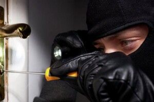 Двоє чоловіків пробралися до салону у центрі Львова, напали на працівниць, а потім підірвали приміщення  