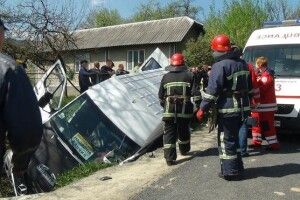 На Івано-Франківщині перекинулася маршрутка: один загиблий, 12 травмованих