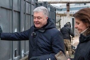 План – 120 комплексів: Порошенко показав, як з контейнерів для боєприпасів роблять мобільні лазні 