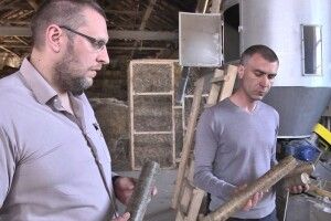 Як 500 років тому: лучанин будує будинки із соломи (Фото)