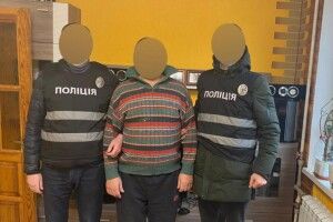 56-річний чоловік подарував телефон неповнолітній дівчинці та вимагав надсилати інтимні фото