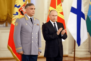 російський генерал розмахував ногами і показував геніталії на відео (16 +)