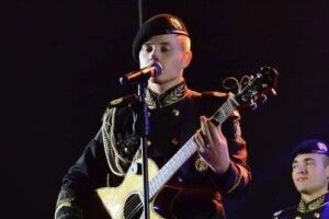Учасник «Голосу країни-12» зворушив мережу, виконавши пісню на фронті (Відео)