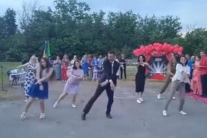 Вчитель станцював на випускному та став зіркою соцмереж (Відео)