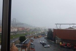 Обвал моста в італійській Генуї забрав життя понад двох десятків людей