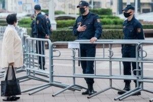 Лукашенко відгороджується колючим дротом, до центру Мінська стягують БТР та водомети (Відео)