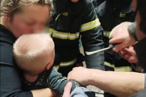 У Луцьку однорічний хлопчик запхав палець у металеву іграшку і не зміг його витягнути (Фото)