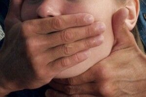 Біля школи в Рівному зґвалтували малолітню школярку: підозрюють 21-річного військовослужбовця