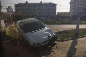 У Рівному іномарка врізалась у світлофор