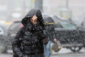 У вівторок частину України накриють дощі та сніг 