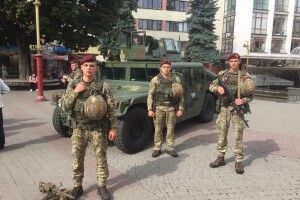 Десантники 80-ї бригади продемонструють своє озброєння у чотирьох волинських містах