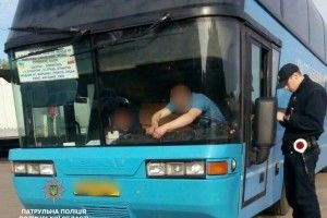 Пасажири автобуса посварилися з поліцейськими через водія-порушника