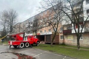 У місті на Волині рятувальники вивели з палаючого помешкання чоловіка