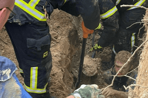 Викопували майже годину: у якому стані робітники, на яких обвалилася траншея у Луцьку