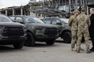 Фонд Порошенка з волонтерами передав на фронт 18 нових пікапів