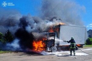 Вогняна хроніка: на Волині горіла суха трава, будинок та вантажівка