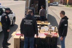 Біля Луцька зупинили бус з підробленими цигарками на 1 мільйон гривень