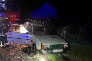 На Волині легковик злетів у ставок: водій та пасажир загинули