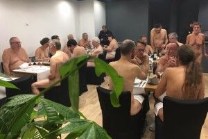 У Парижі відкрили ресторан для нудистів