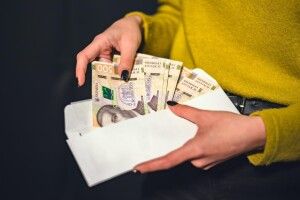 Зарплати в конвертах? На Волині – 2 тисячі підприємств з мізерними офіційними заробітками