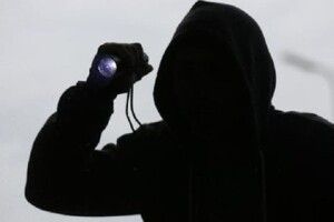 Готуються до весняних робіт? На Горохівщині злодії вирвали замок і вкрали… мотики