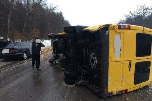 Удар був такої сили, що автобус із людьми перевернуло