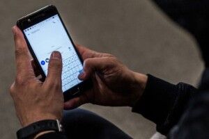 У Ковельському районі на автобусній зупинці у чоловіка вкрали телефон