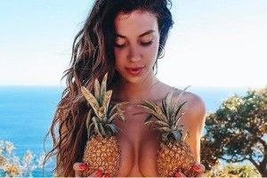 Набирає популярності новий еротичний флешмоб – дівчата фототографуються топлес, прикриваючи груди ананасами