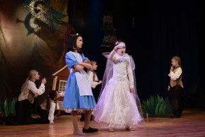 Юним лучанам, яким зараз живеться непросто, показали виставу «Чарівник країни Оз»