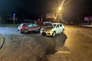У Рівному ввечері не роз’їхалися дві машини