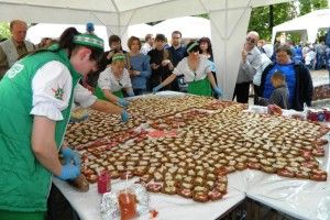 Гігантський бутерброд з салом створили у формі географічної карти