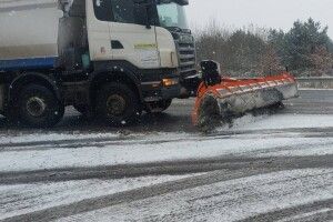 На автошляхах Волині працюють дорожники і спецтехніка